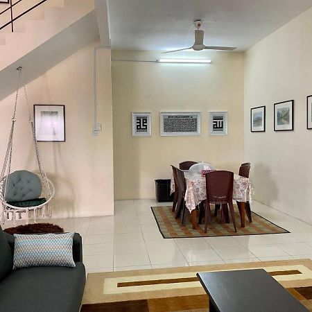 Spacious Cozy Lakeville Homestay 4 Bedrooms All With Aircond Seri Iskandar Exterior photo