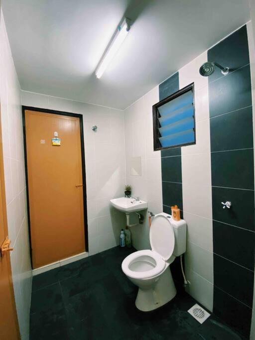 Spacious Cozy Lakeville Homestay 4 Bedrooms All With Aircond Seri Iskandar Exterior photo