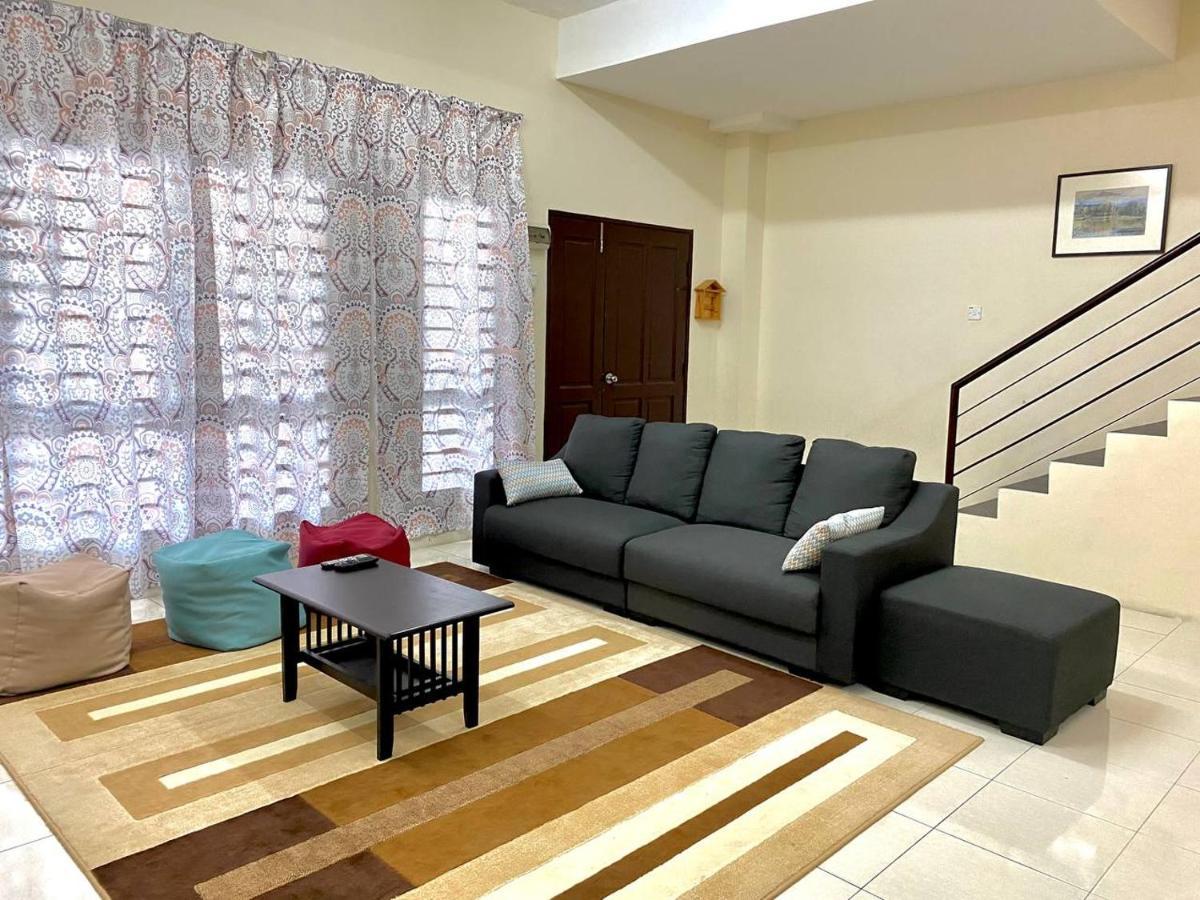 Spacious Cozy Lakeville Homestay 4 Bedrooms All With Aircond Seri Iskandar Exterior photo